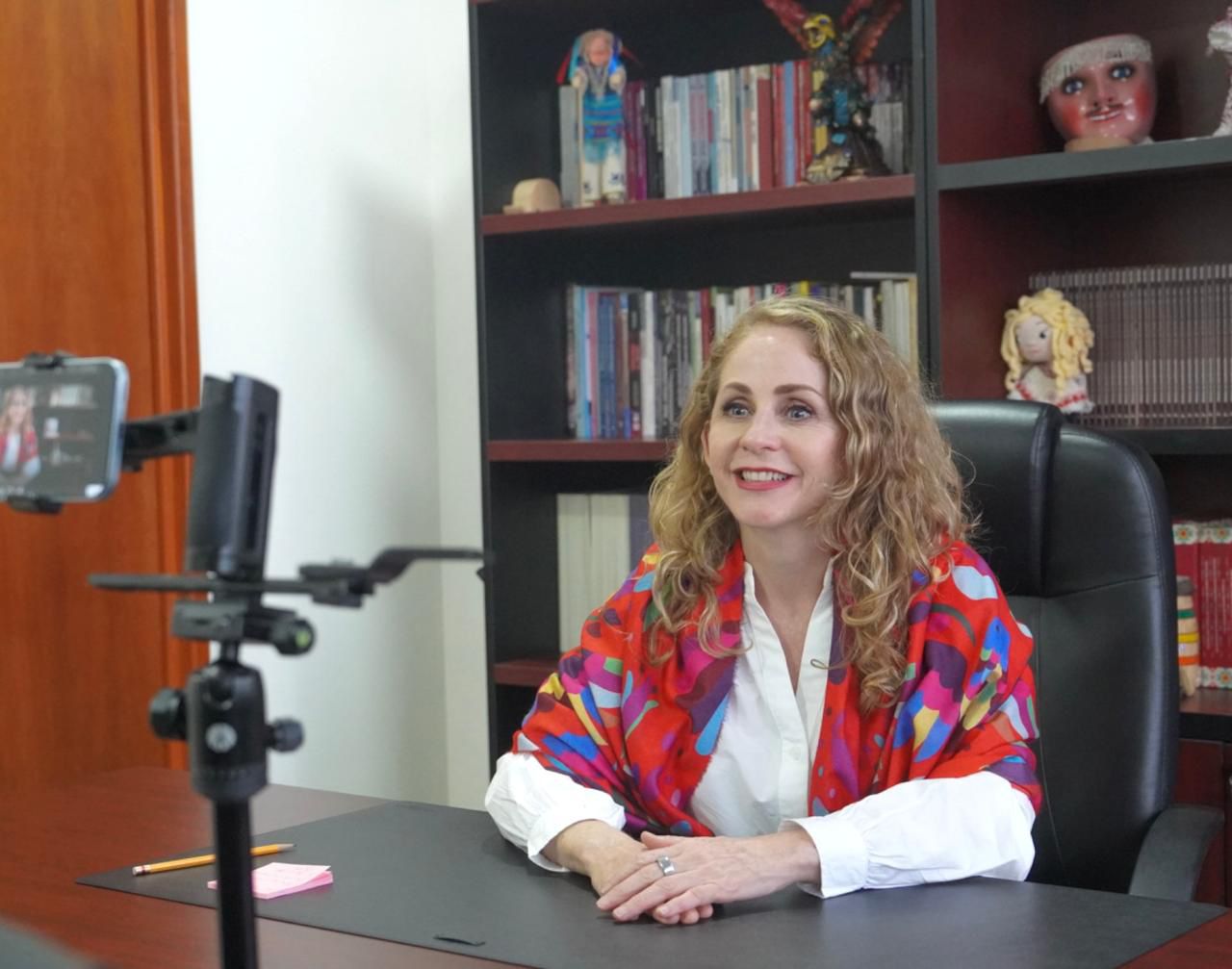 Celebra Marcela González creación de la beca Gertrudis Bocanegra